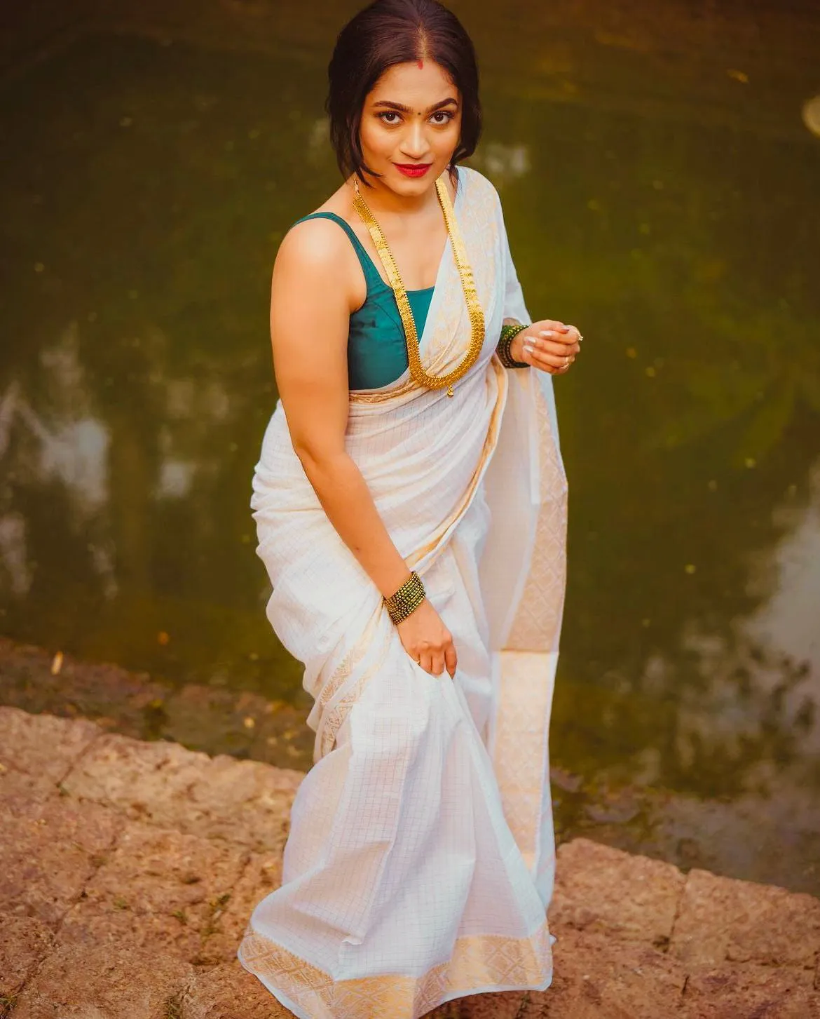Denouement White Soft Silk Saree With Ratatouille Blouse Piece