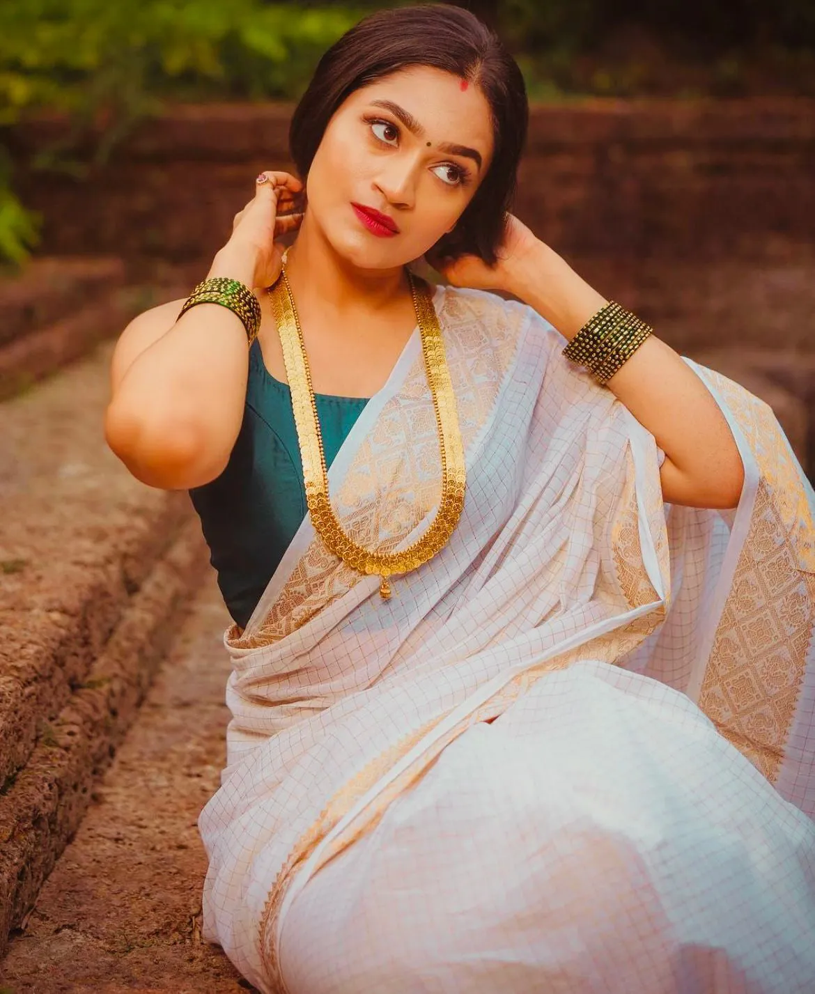 Denouement White Soft Silk Saree With Ratatouille Blouse Piece