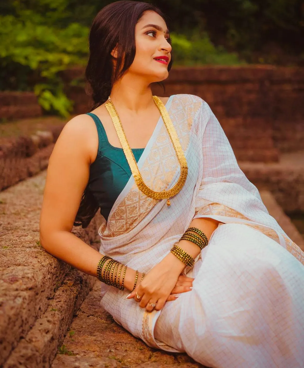 Denouement White Soft Silk Saree With Ratatouille Blouse Piece