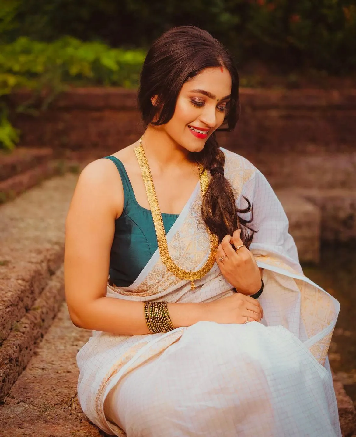 Denouement White Soft Silk Saree With Ratatouille Blouse Piece