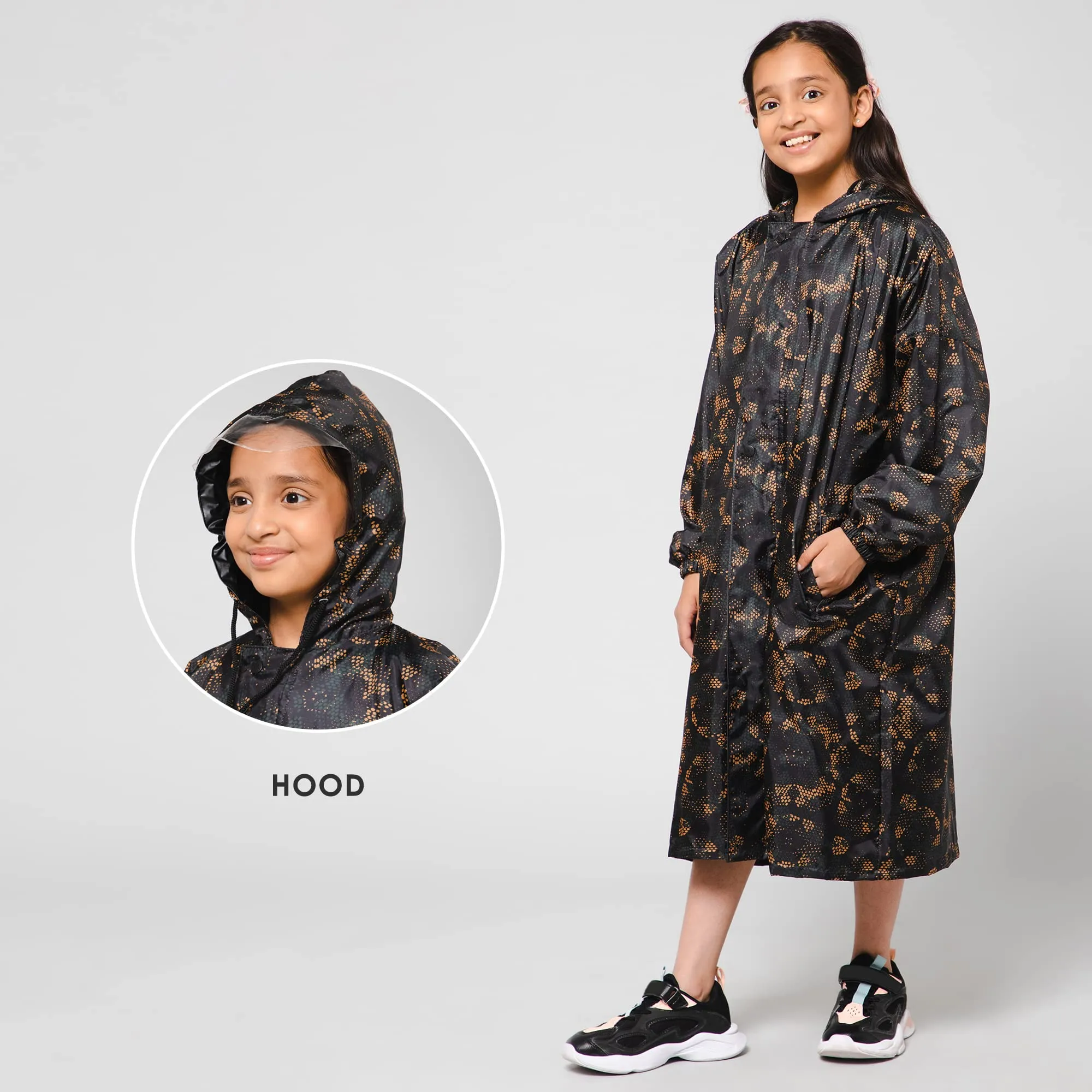 THE CLOWNFISH Splash Squad Series Kids Raincoat Waterproof Polyester Double Coating Reversible Longcoat with Hood and Reflector Logo at Back. Printed Plastic Pouch. Kid Age-5-6 years (Jet Black)