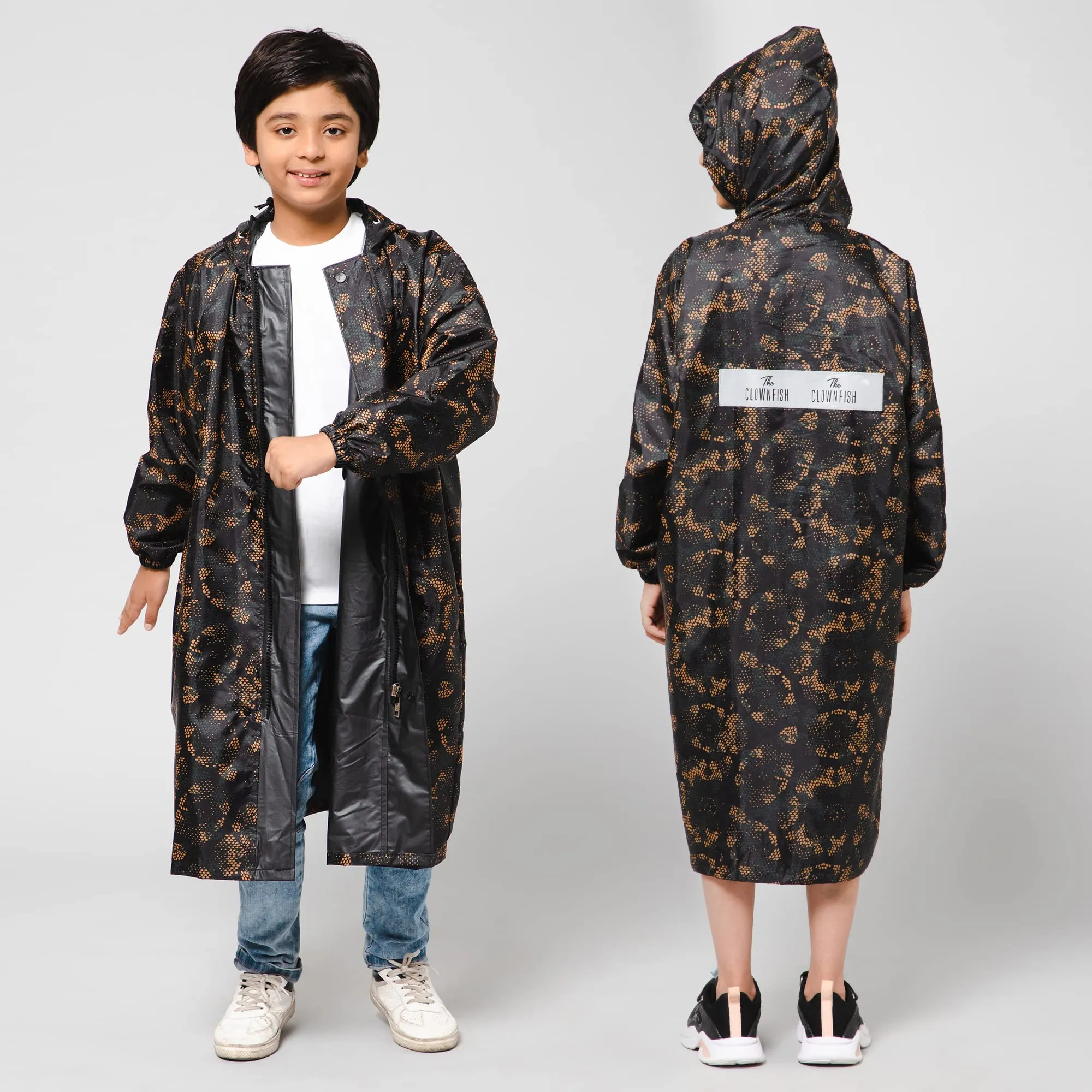 THE CLOWNFISH Splash Squad Series Kids Raincoat Waterproof Polyester Double Coating Reversible Longcoat with Hood and Reflector Logo at Back. Printed Plastic Pouch. Kid Age-5-6 years (Jet Black)