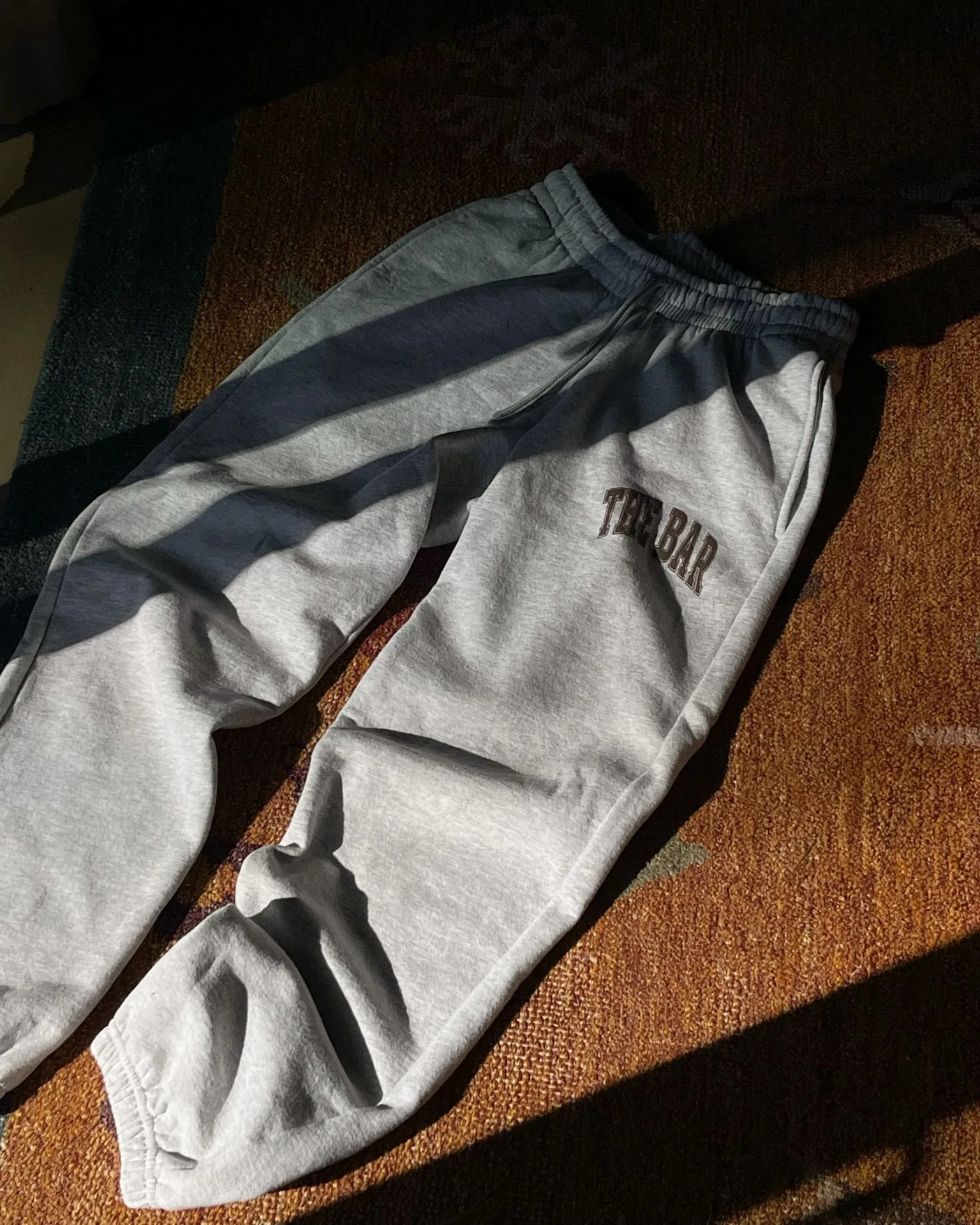 VARSITY SWEATPANTS LT HEATHER GREY/CHOCOLATE